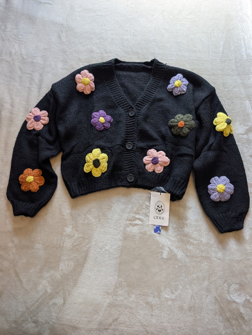Cider Knit V-neck Button Flower Cardigan NWT Medium - Picture 6 of 12
